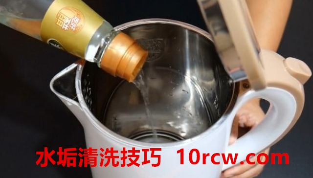 轻松搞定沉淀在电水壶里的水垢7个小妙招{电水壶水垢清洗技巧}